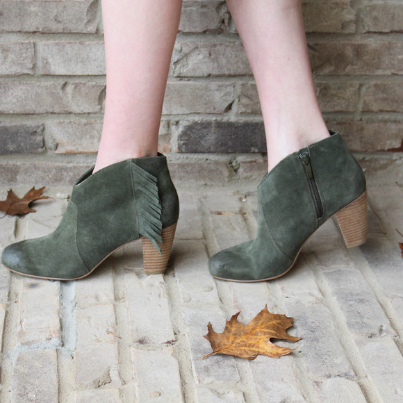 Tahari Camila distressed toe, fringe booties - Picture 7 of 7